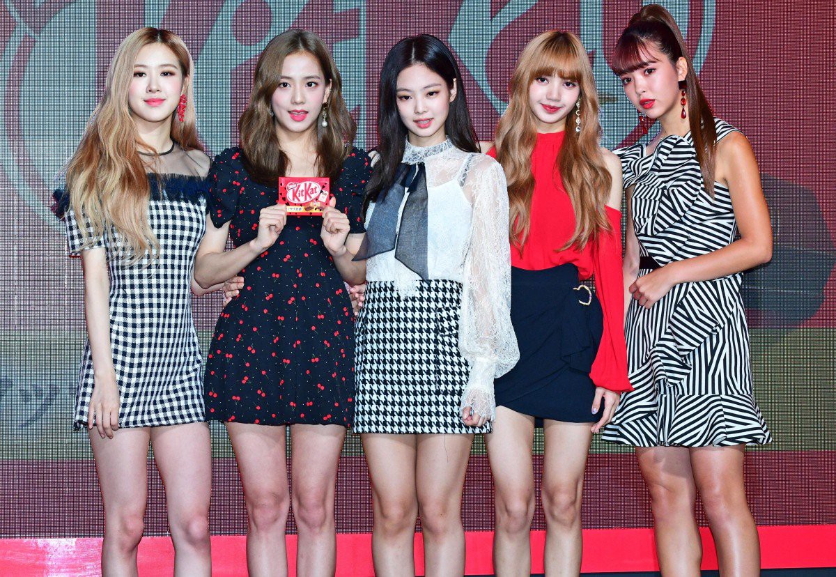 Chưa hết thị phi, fan của Lisa (Black Pink) lại bất bình khi cô mặc đồ khác biệt nhất nhóm - Ảnh 8.