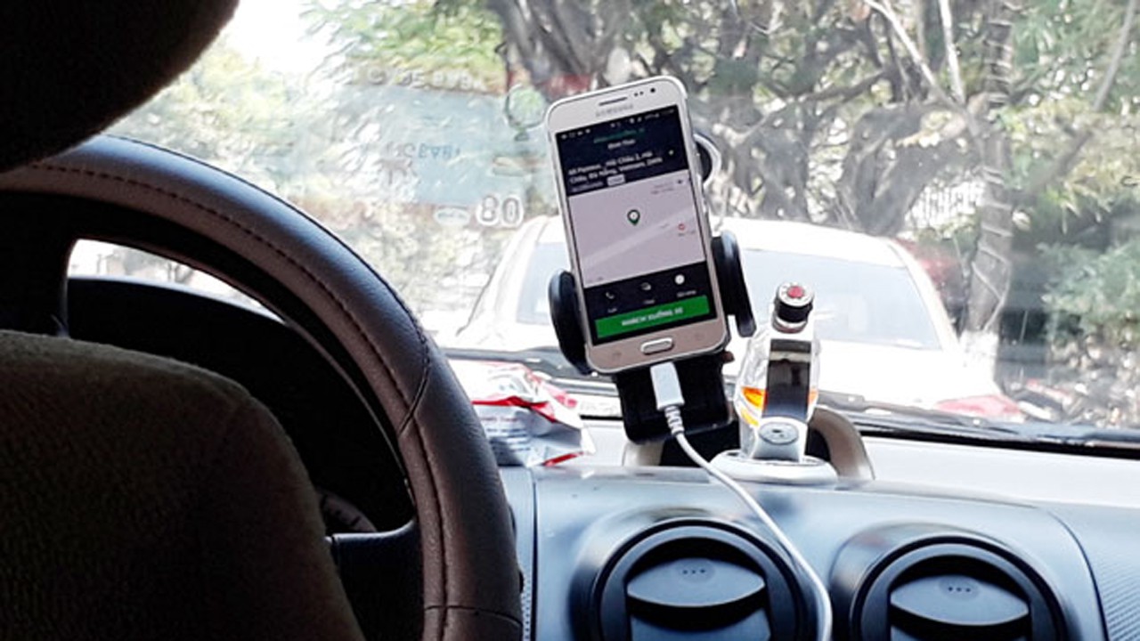 Nữ hành khách tố bị tài xế GrabCar hành hung giữa đường phố Hà Nội: Anh ta liên tục gọi điện dọa nạt, bảo biết nhà tôi rồi đấy - Ảnh 2. Nữ hành khách tố bị tài xế GrabCar hành hung giữa đường phố Hà Nội: Anh ta liên tục gọi điện dọa nạt, bảo biết nhà tôi rồi đấy - Ảnh 2.