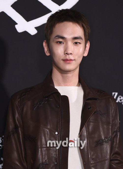 Key (Shinee) bất ngờ đổi style nam tính nhưng điều netizen chú ý lại là cặp lông mày lạ lùng của anh - Ảnh 3.