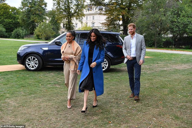 Xuất hiện cùng mẹ đẻ, Meghan Markle vẫn rất thanh lịch nhưng vòng 2 của cô mới là điểm công chúng chú ý hơn cả - Ảnh 1.