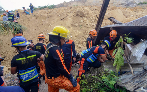 Lở đất kinh hoàng chôn vùi 50 người ở miền Trung Philippines - Ảnh 1.