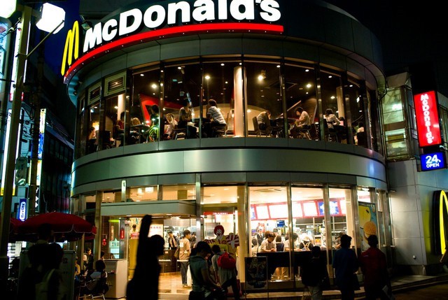 Góc nhìn thú vị lý giải thất bại của Mc Donalds và Burger King tại Việt Nam của tạp chí Mỹ: Sao phải ăn burger khi Việt Nam đã có Phở? - Ảnh 1.