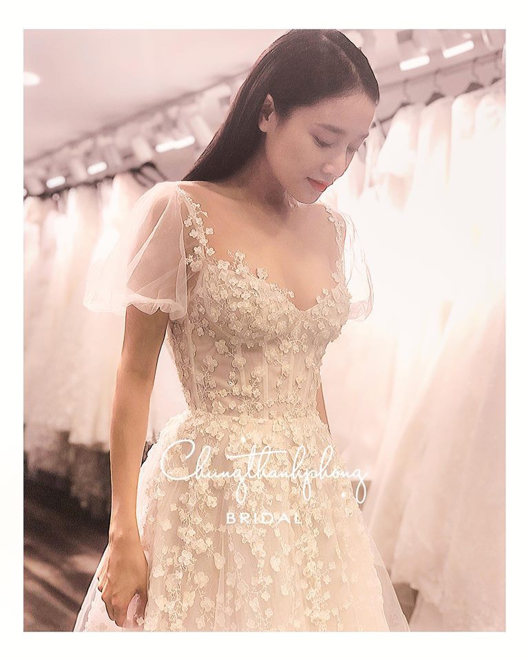 Mẫu váy cưới sắp tới của Nhã Phương tiếp tục được hé lộ, sẽ ôm sát eo và xẻ cao ngút ngàn - Ảnh 3. Mẫu váy cưới sắp tới của Nhã Phương tiếp tục được hé lộ, sẽ ôm sát eo và xẻ cao ngút ngàn - Ảnh 3.