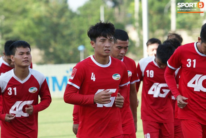 Tiến Dũng cười tít mắt trong buổi tập trước ngày lịch sử của Viettel - Ảnh 1. Tiến Dũng cười tít mắt trong buổi tập trước ngày lịch sử của Viettel - Ảnh 1.