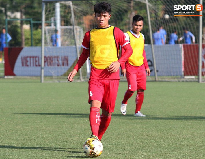 Tiến Dũng cười tít mắt trong buổi tập trước ngày lịch sử của Viettel - Ảnh 2. Tiến Dũng cười tít mắt trong buổi tập trước ngày lịch sử của Viettel - Ảnh 2.