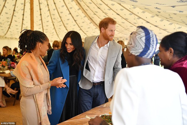 Xuất hiện cùng mẹ đẻ, Meghan Markle vẫn rất thanh lịch nhưng vòng 2 của cô mới là điểm công chúng chú ý hơn cả - Ảnh 3.