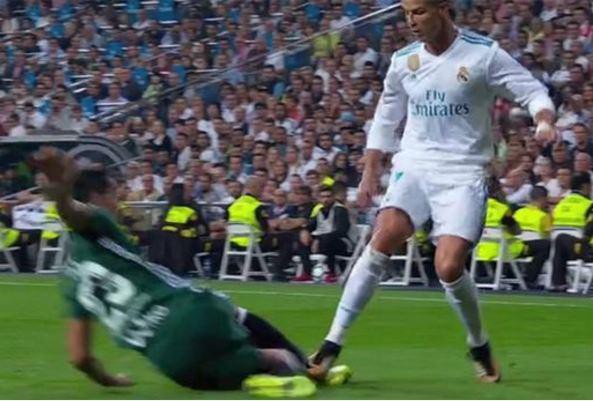 18 lần Ronaldo đánh người, thoát thẻ đỏ chỉ trong 3 năm qua - Ảnh 7.