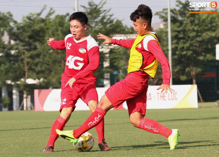 Tiến Dũng cười tít mắt trong buổi tập trước ngày lịch sử của Viettel - Ảnh 7. Tiến Dũng cười tít mắt trong buổi tập trước ngày lịch sử của Viettel - Ảnh 7.