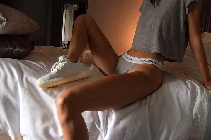 Cùng lăng xê cho mẫu sneaker Yeezy mới toanh, Kendall cởi gần hết đồ vẫn không được nhiều like bằng cô em Kylie kín đáo - Ảnh 2.