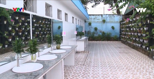 Nhà vệ sinh xịn như khách sạn 5 sao của học sinh Quảng Ninh: Bên ngoài là dàn hoa ngát hương, bước vào trong nhạc du dương tự động bật - Ảnh 6.
