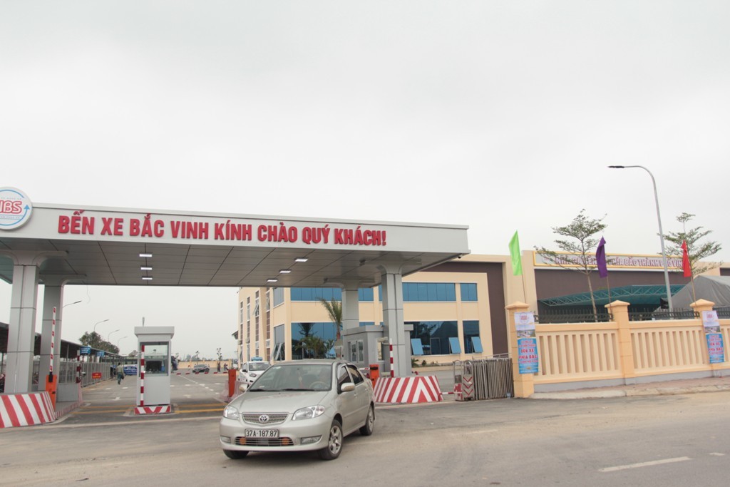 Người dân hoảng hốt khi hàng chục đối tượng “bảo kê” xô xát với chủ xe khách - Ảnh 2. Người dân hoảng hốt khi hàng chục đối tượng “bảo kê” xô xát với chủ xe khách - Ảnh 2.