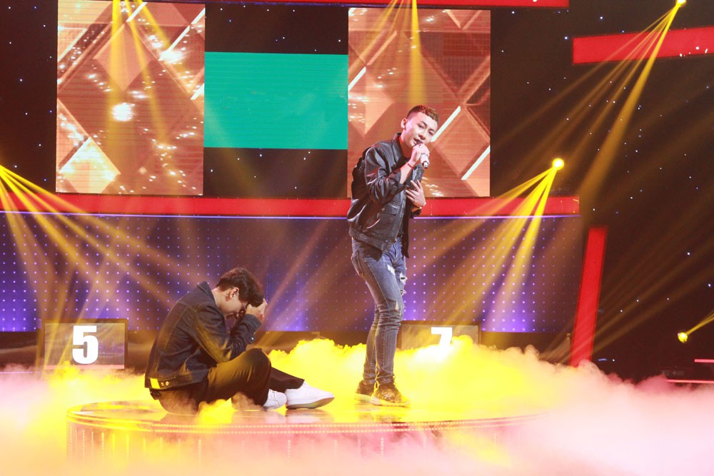 Giọng ải giọng ai: Isaac bịt miệng thí sinh vì lỡ chọn nhầm giọng ca thảm họa - Ảnh 7.