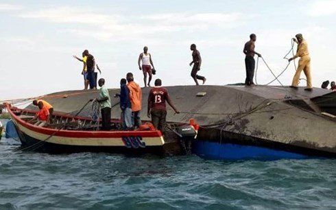 Vụ lật ph&agrave; ở Tanzania: Số người thiệt mạng tăng l&ecirc;n 136 - Ảnh 1.