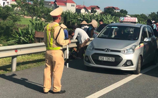  Đại tá Công an: Cần làm rõ nguyên nhân vụ tài xế Lexus bị xe tải đâm tử vong khi làm việc với CSGT - Ảnh 1.