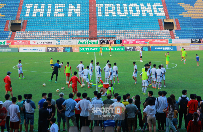 Công Phượng bị bao vây, Minh Vương trốn sau xe vì sự cuồng nhiệt của fan Nam Định - Ảnh 1.