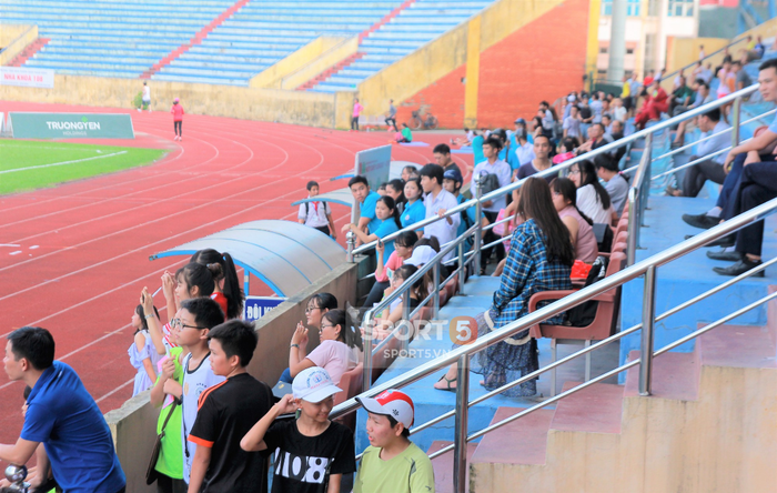 Công Phượng bị bao vây, Minh Vương trốn sau xe vì sự cuồng nhiệt của fan Nam Định - Ảnh 2.