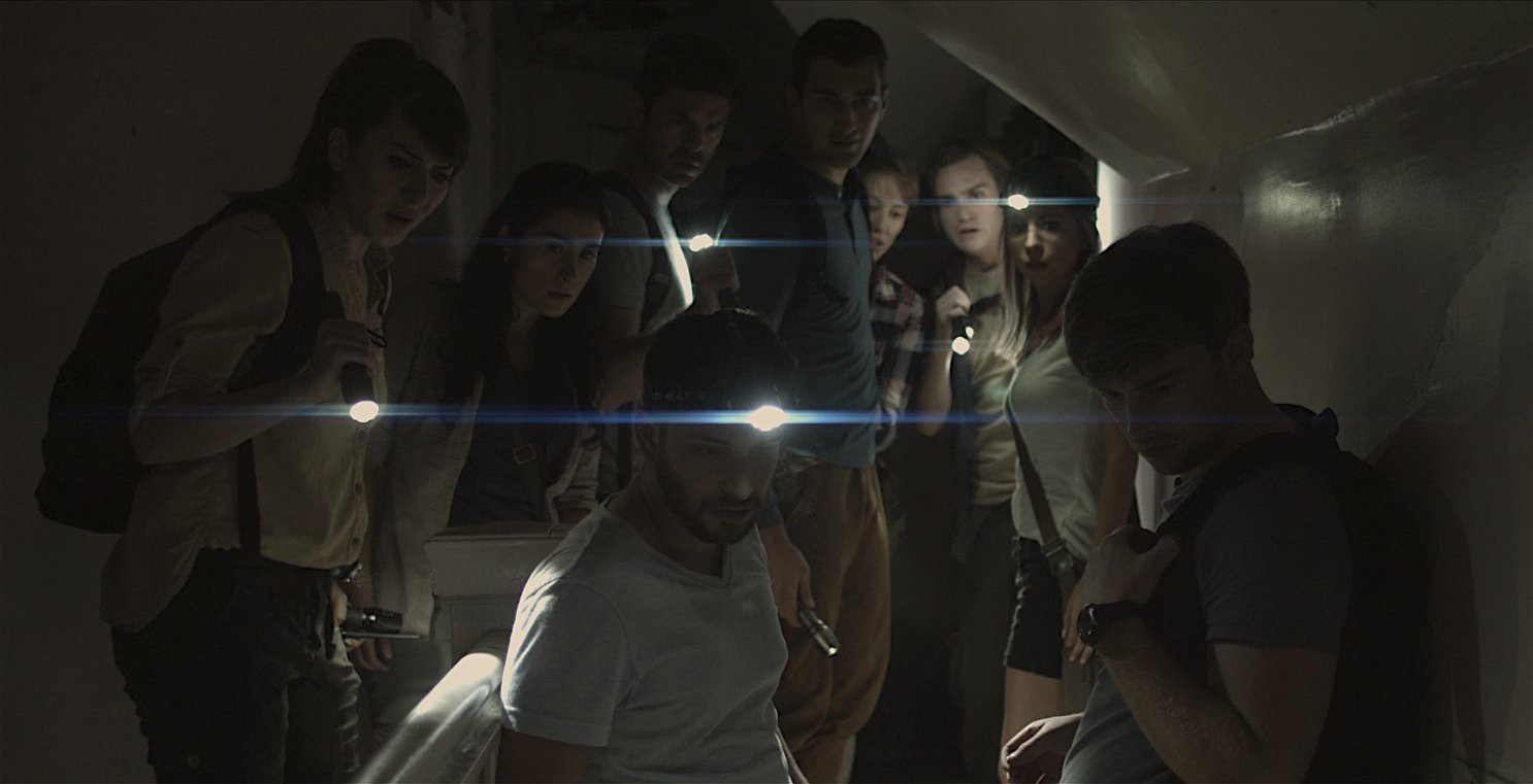 “Hide in the Light”: Câu chuyện bi hài về con ác quỷ đáng thương nhất thế gian - Ảnh 3. “Hide in the Light”: Câu chuyện bi hài về con ác quỷ đáng thương nhất thế gian - Ảnh 3.