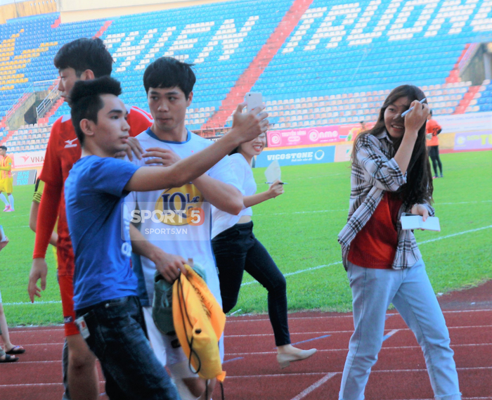 Công Phượng bị bao vây, Minh Vương trốn sau xe vì sự cuồng nhiệt của fan Nam Định - Ảnh 5.