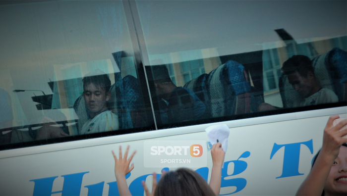 Công Phượng bị bao vây, Minh Vương trốn sau xe vì sự cuồng nhiệt của fan Nam Định - Ảnh 9.