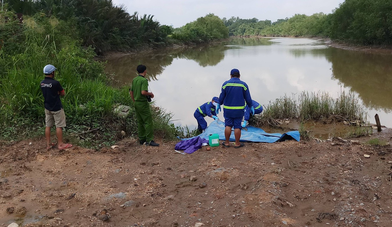 TP. HCM: Hoảng hốt phát hiện thi thể nam thanh niên trôi sông Rạch Chiếc, tay xăm chữ “VỀ- ĐÂU” - Ảnh 1. TP. HCM: Hoảng hốt phát hiện thi thể nam thanh niên trôi sông Rạch Chiếc, tay xăm chữ “VỀ- ĐÂU” - Ảnh 1.