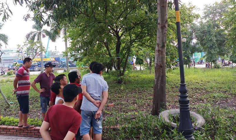 TP. HCM: Đi tập thể dục, người dân hoảng hồn phát hiện người đàn ông để lại thư rồi treo cổ trong tư thế ngồi ở công viên - Ảnh 1. TP. HCM: Đi tập thể dục, người dân hoảng hồn phát hiện người đàn ông để lại thư rồi treo cổ trong tư thế ngồi ở công viên - Ảnh 1.