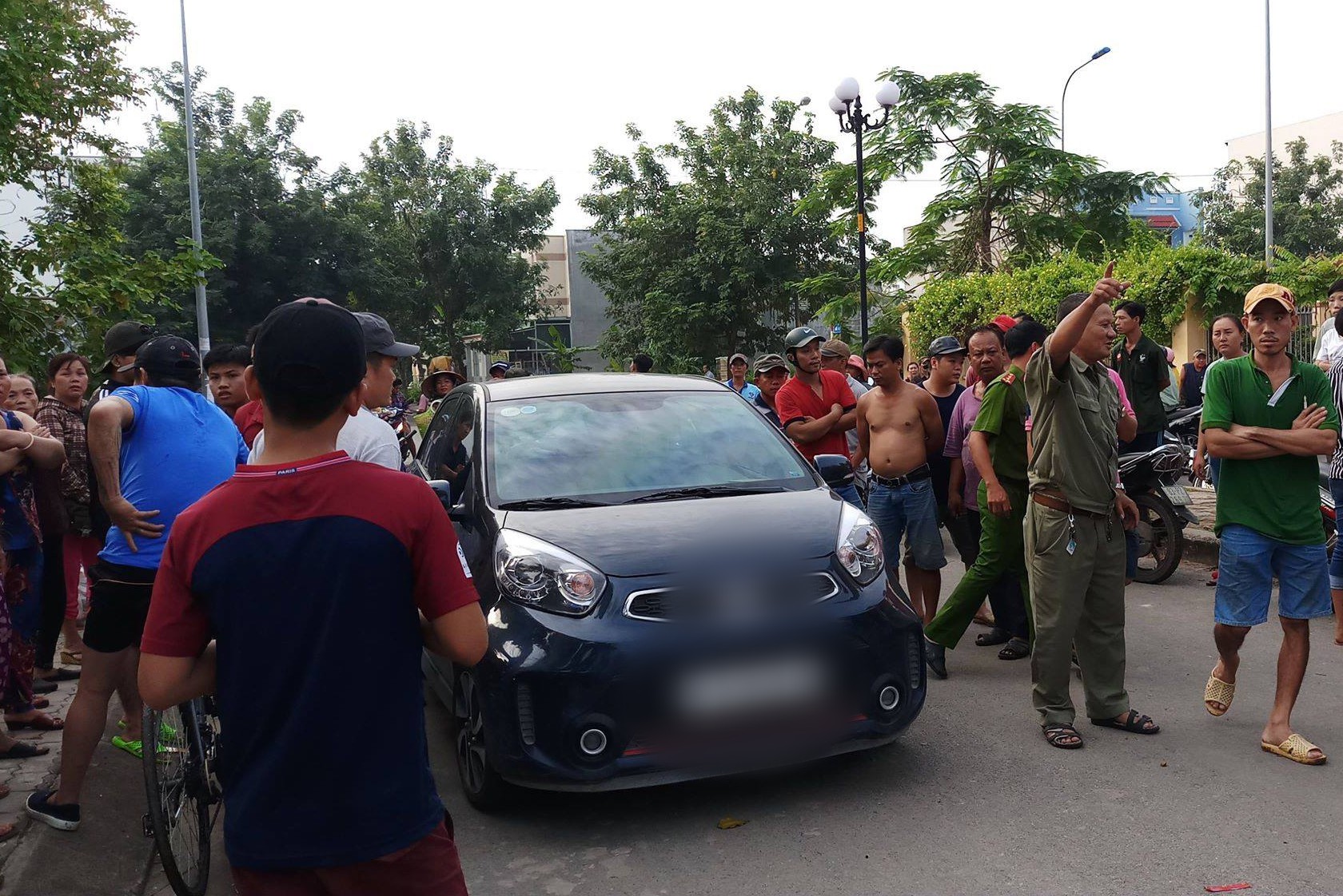 TP. HCM: Đi tập thể dục, người dân hoảng hồn phát hiện người đàn ông để lại thư rồi treo cổ trong tư thế ngồi ở công viên - Ảnh 2. TP. HCM: Đi tập thể dục, người dân hoảng hồn phát hiện người đàn ông để lại thư rồi treo cổ trong tư thế ngồi ở công viên - Ảnh 2.