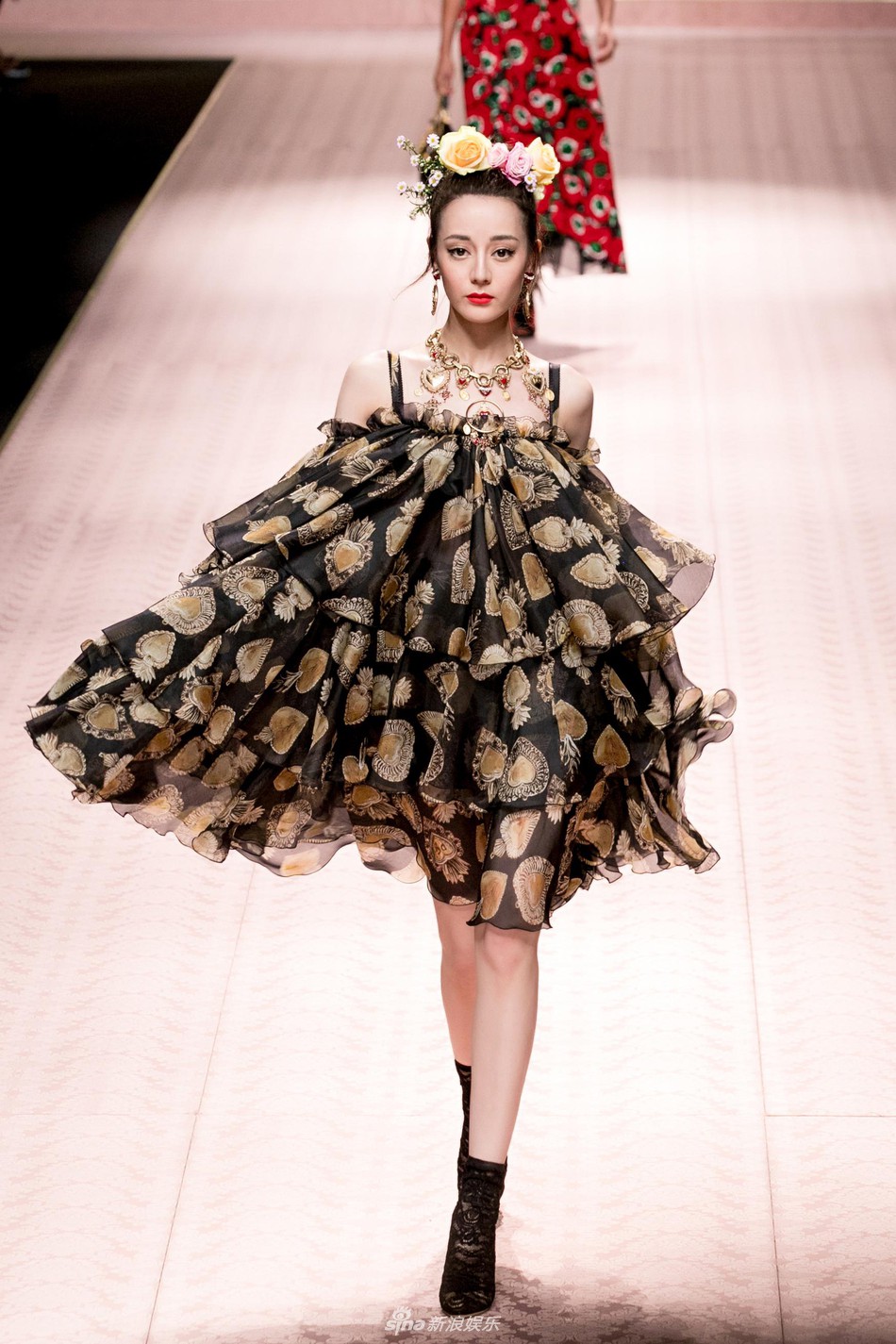 Choáng với hình ảnh của Địch Lệ Nhiệt Ba tại Milan: Do make up hại hay nhan sắc xuống cấp? - Ảnh 1.