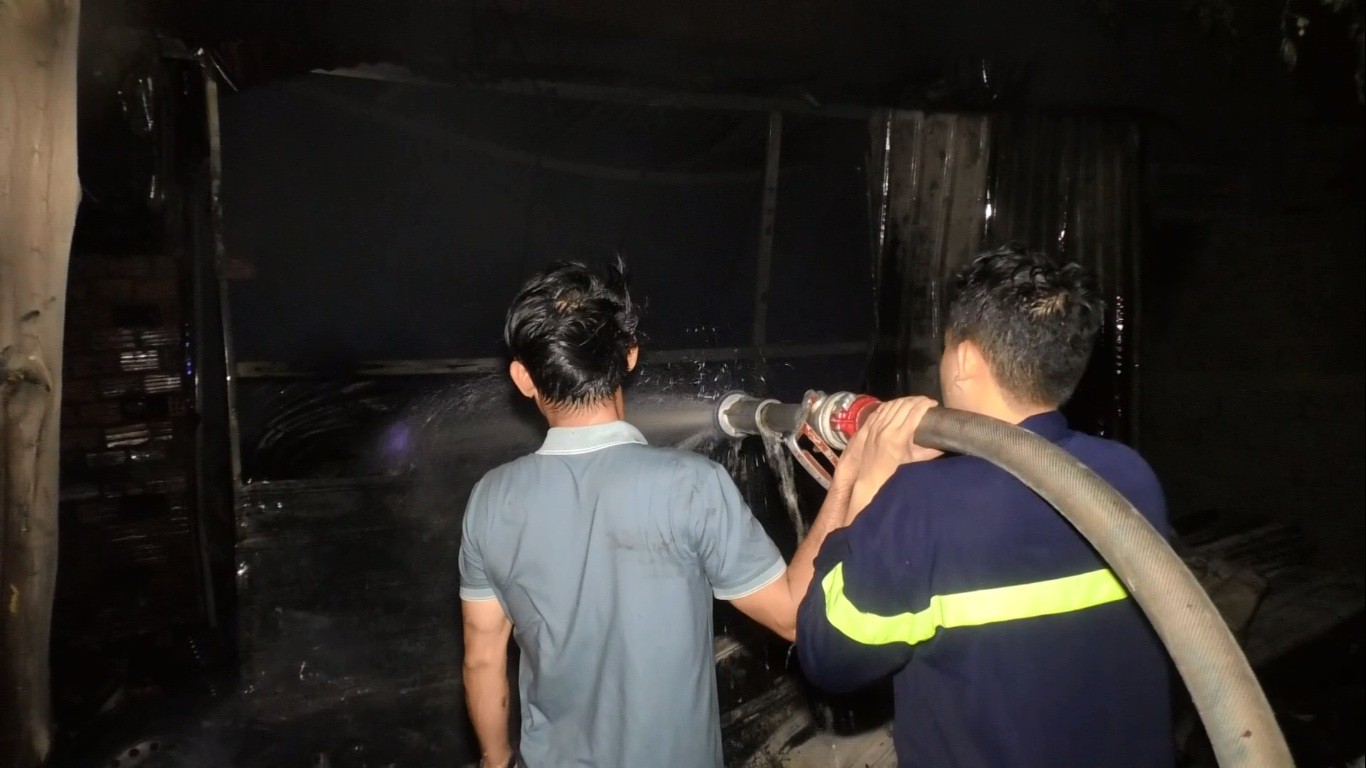 Cháy lớn tại gara ở Đà Nẵng, nhiều ô tô bị thiêu rụi - Ảnh 5. Cháy lớn tại gara ở Đà Nẵng, nhiều ô tô bị thiêu rụi - Ảnh 5.