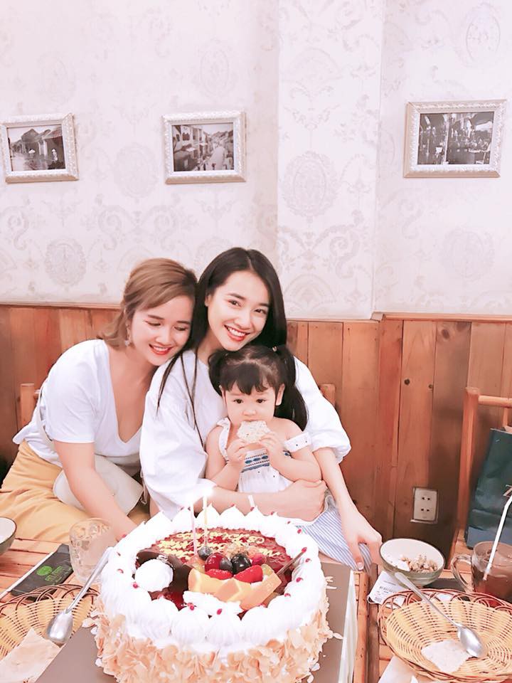 Trước thềm đám cưới, chị gái Nhã Phương xúc động gửi lời nhắn: “Em sẽ là cô dâu đẹp nhất của gia đình và những ai yêu mến em” - Ảnh 2. Trước thềm đám cưới, chị gái Nhã Phương xúc động gửi lời nhắn: “Em sẽ là cô dâu đẹp nhất của gia đình và những ai yêu mến em” - Ảnh 2.