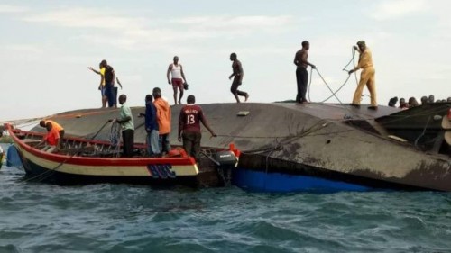 Người đàn ông sống sót kỳ diệu suốt 2 ngày sau thảm kịch chìm phà ở Tanzania - Ảnh 1.