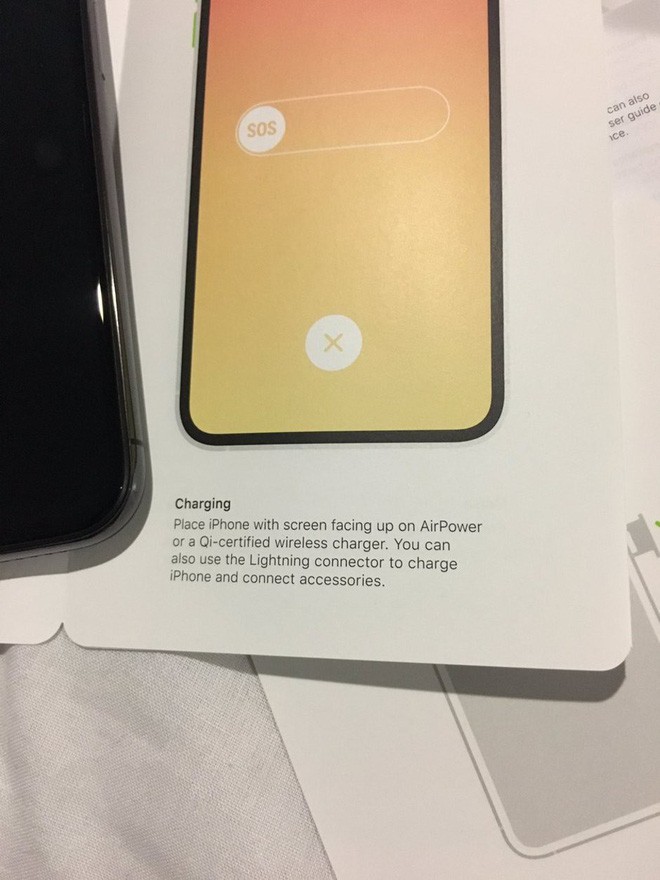 Tấm sạc không dây AirPower bất ngờ xuất hiện trong hướng dẫn sử dụng iPhone mới - Ảnh 1. Tấm sạc không dây AirPower bất ngờ xuất hiện trong hướng dẫn sử dụng iPhone mới - Ảnh 1.