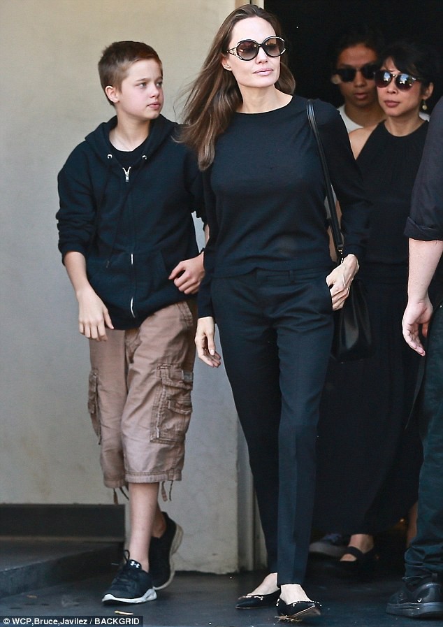 Pax Thiên cao lớn gần bằng Angelina Jolie khi đi ăn sushi cùng mẹ và em gái Shiloh - Ảnh 2.
