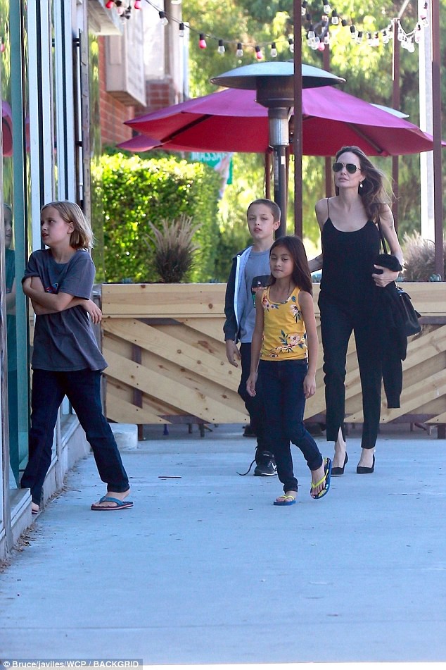 Pax Thiên cao lớn gần bằng Angelina Jolie khi đi ăn sushi cùng mẹ và em gái Shiloh - Ảnh 4.
