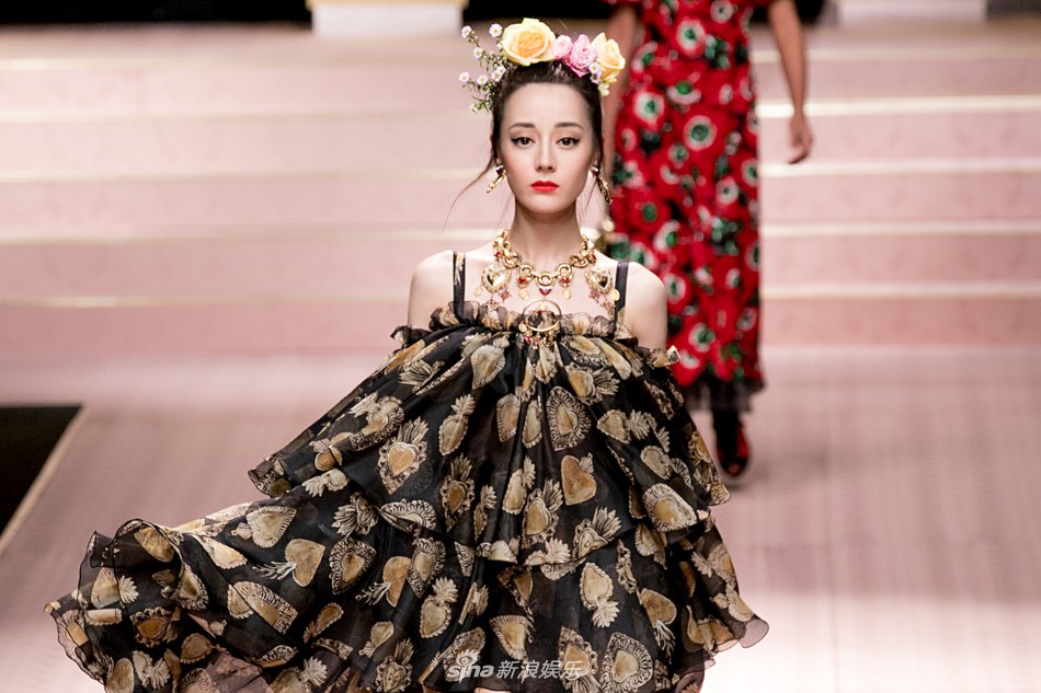 Choáng với hình ảnh của Địch Lệ Nhiệt Ba tại Milan: Do make up hại hay nhan sắc xuống cấp? - Ảnh 6.