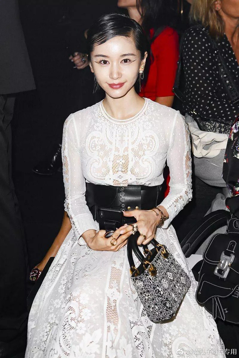 Angela Baby mặc váy đen mà nổi bần bật, Gong Hyo Jin diện nguyên set đồ người mẫu dự show Dior - Ảnh 9.