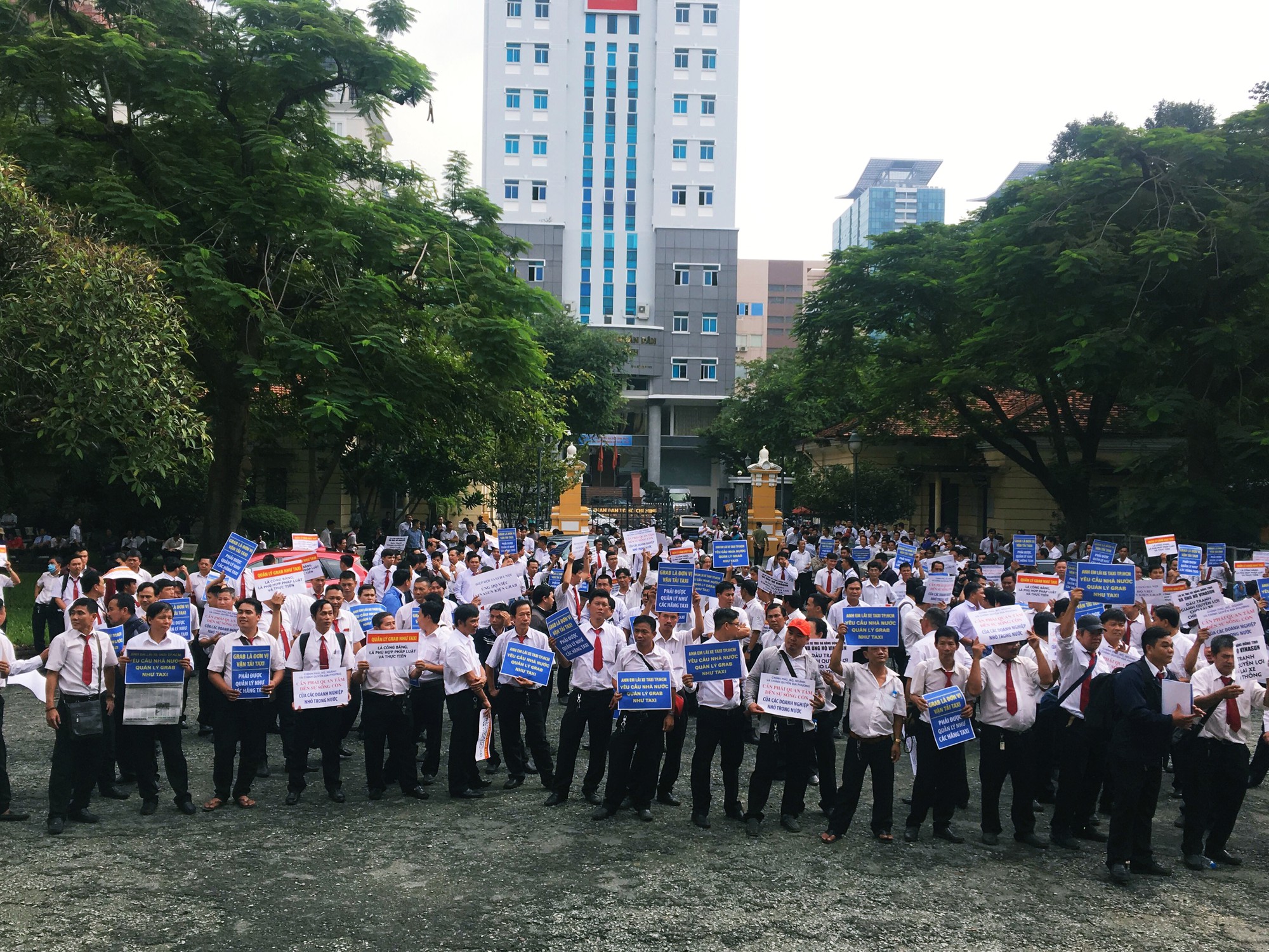 Hàng trăm tài xế Vinasun tập trung trước Toà án TP. HCM, giăng biểu ngữ yêu cầu Grab bồi thường - Ảnh 5. Hàng trăm tài xế Vinasun tập trung trước Toà án TP. HCM, giăng biểu ngữ yêu cầu Grab bồi thường - Ảnh 5.