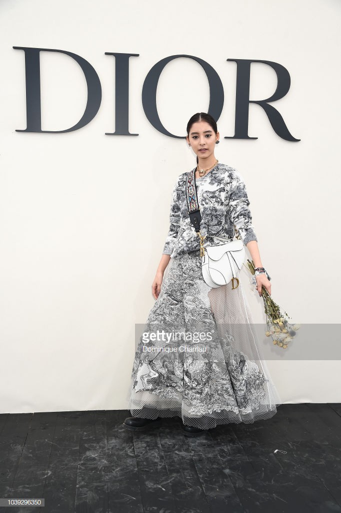 Angela Baby mặc váy đen mà nổi bần bật, Gong Hyo Jin diện nguyên set đồ người mẫu dự show Dior - Ảnh 11.