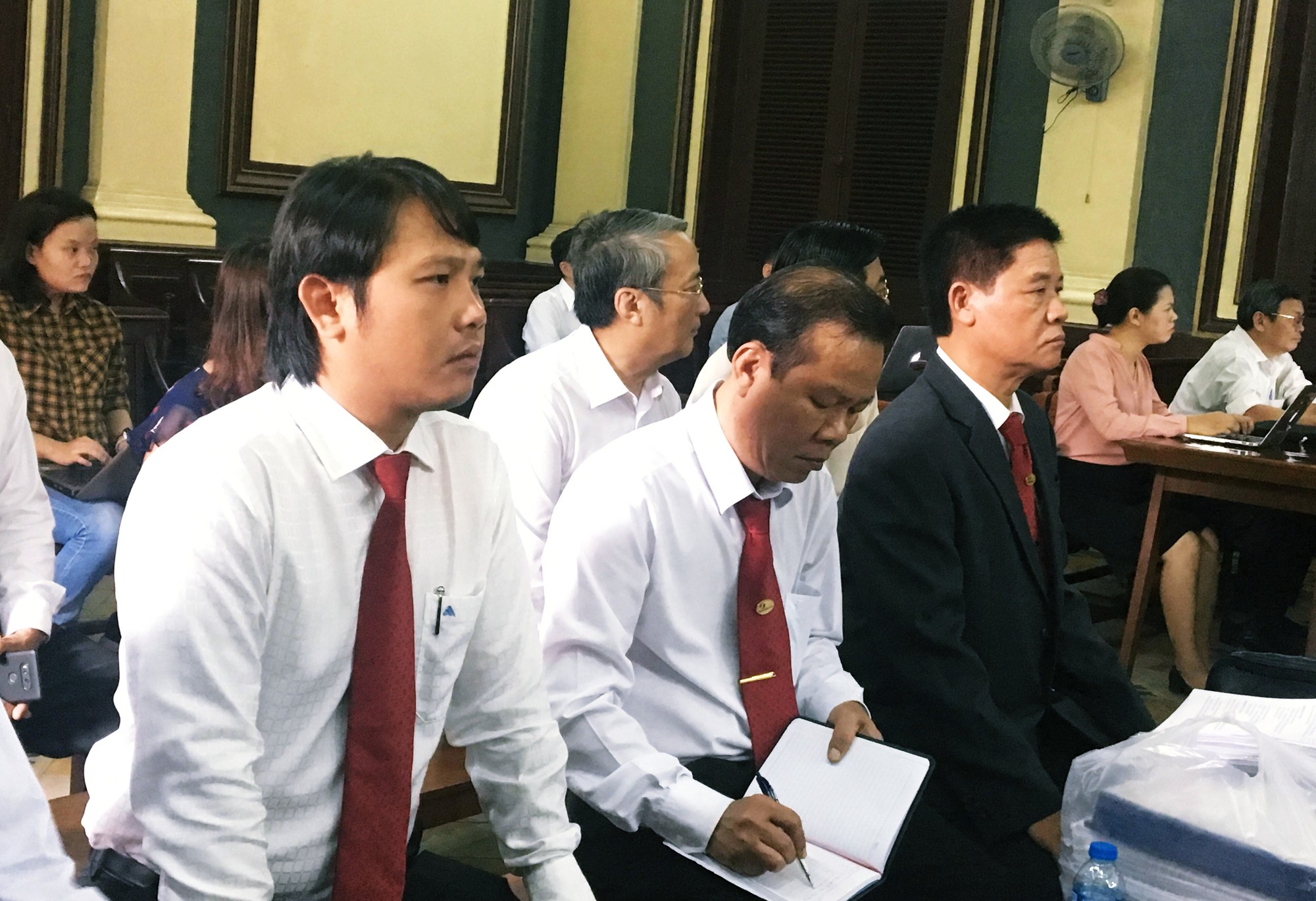 Hàng trăm tài xế Vinasun tập trung trước Toà án TP. HCM, giăng biểu ngữ yêu cầu Grab bồi thường - Ảnh 4. Hàng trăm tài xế Vinasun tập trung trước Toà án TP. HCM, giăng biểu ngữ yêu cầu Grab bồi thường - Ảnh 4.