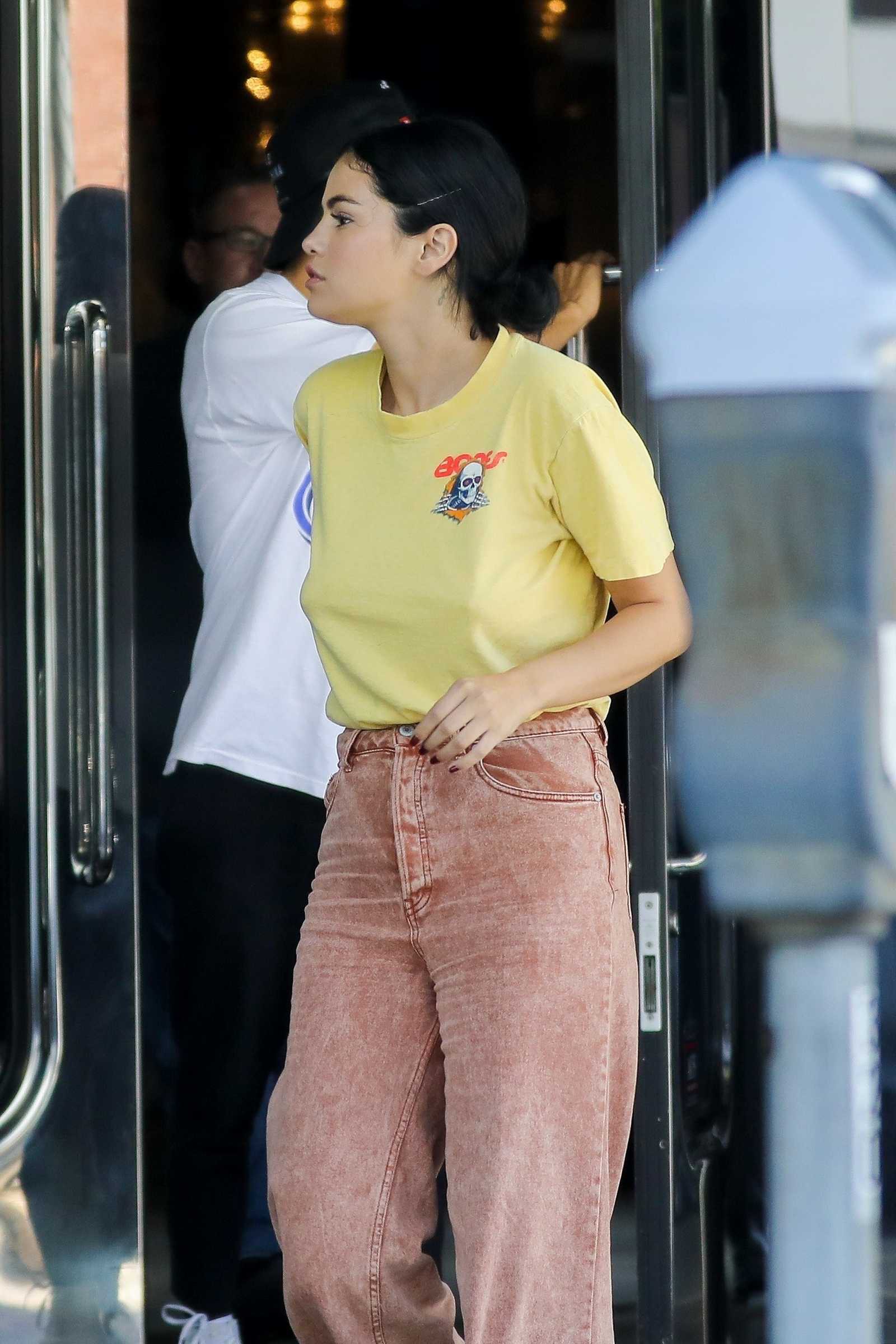Sai một li đi một dặm: chỉ vì ham đóng thùng mà Selena vô tình tự dìm dáng, trông sồ sề khó tả - Ảnh 6. Sai một li đi một dặm: chỉ vì ham đóng thùng mà Selena vô tình tự dìm dáng, trông sồ sề khó tả - Ảnh 6.