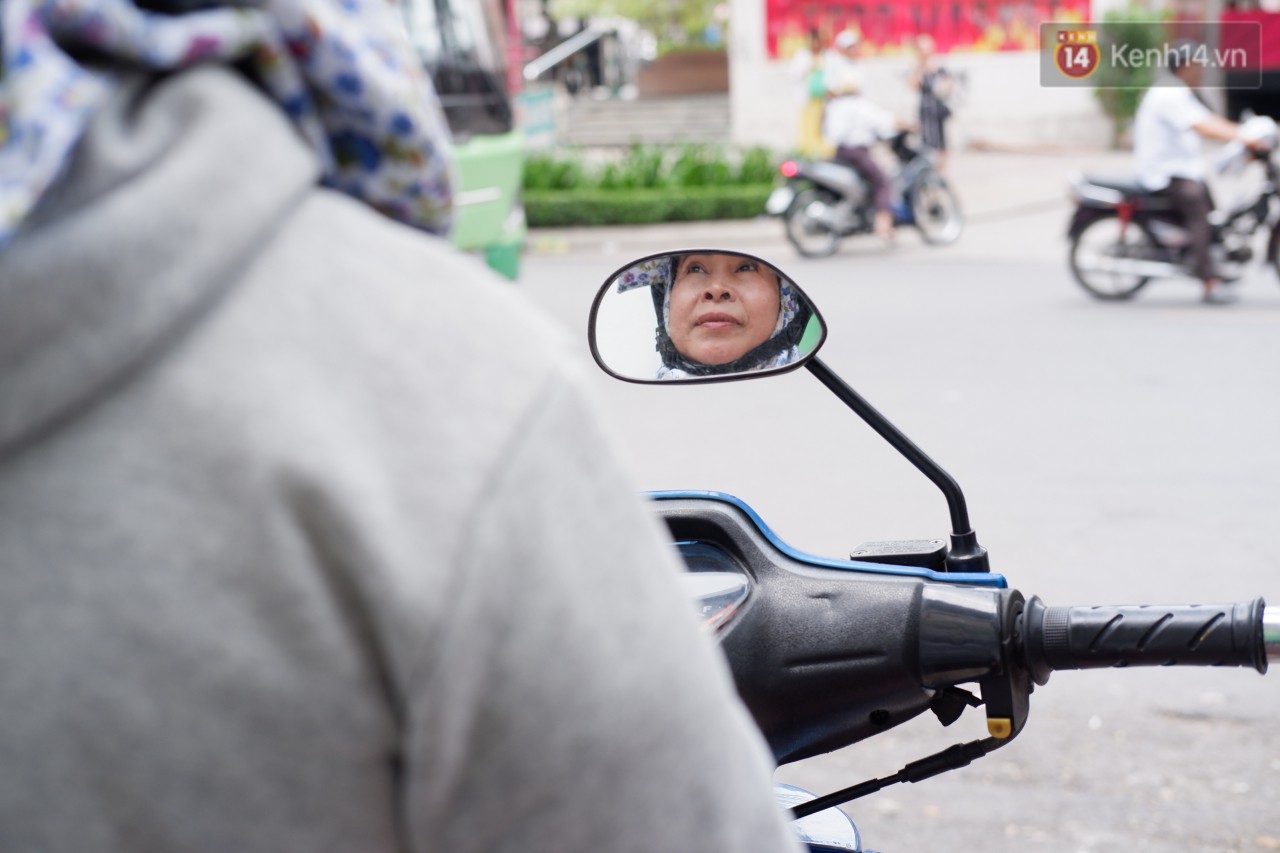 Gặp nữ tài xế xe ôm độc thân vui tính, chém tiếng Anh với khách Tây ở Bùi Viện: Đời mà, tới đâu hay tới đó! - Ảnh 7. Gặp nữ tài xế xe ôm độc thân vui tính, chém tiếng Anh với khách Tây ở Bùi Viện: Đời mà, tới đâu hay tới đó! - Ảnh 7.