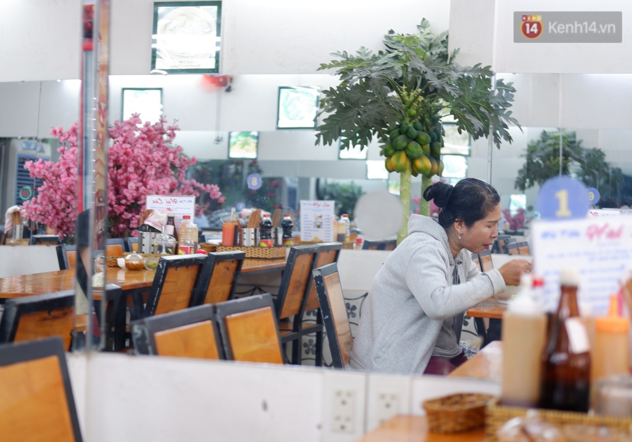 Gặp nữ tài xế xe ôm độc thân vui tính, chém tiếng Anh với khách Tây ở Bùi Viện: Đời mà, tới đâu hay tới đó! - Ảnh 8. Gặp nữ tài xế xe ôm độc thân vui tính, chém tiếng Anh với khách Tây ở Bùi Viện: Đời mà, tới đâu hay tới đó! - Ảnh 8.