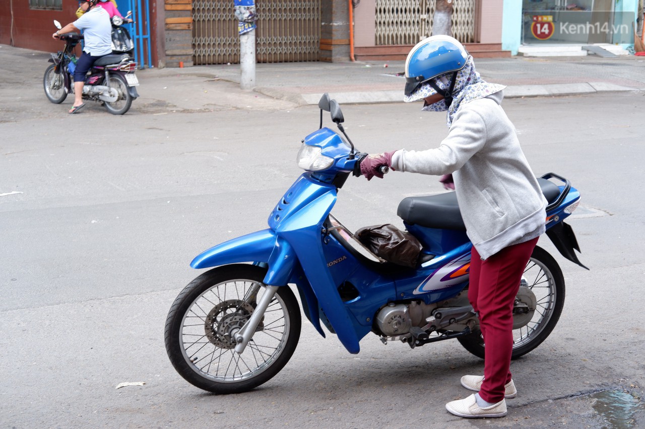 Gặp nữ tài xế xe ôm độc thân vui tính, chém tiếng Anh với khách Tây ở Bùi Viện: Đời mà, tới đâu hay tới đó! - Ảnh 3. Gặp nữ tài xế xe ôm độc thân vui tính, chém tiếng Anh với khách Tây ở Bùi Viện: Đời mà, tới đâu hay tới đó! - Ảnh 3.