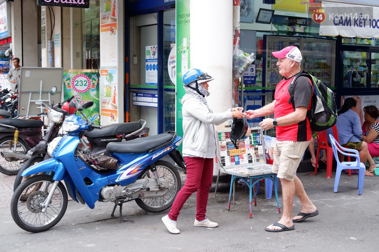 Gặp nữ tài xế xe ôm độc thân vui tính, chém tiếng Anh với khách Tây ở Bùi Viện: Đời mà, tới đâu hay tới đó! - Ảnh 5. Gặp nữ tài xế xe ôm độc thân vui tính, chém tiếng Anh với khách Tây ở Bùi Viện: Đời mà, tới đâu hay tới đó! - Ảnh 5.