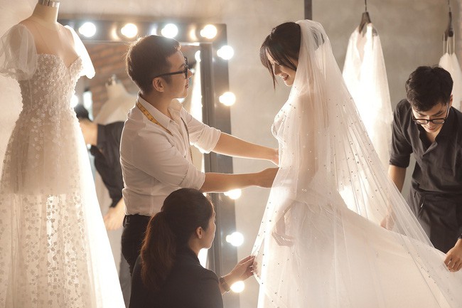 Trước hôn lễ 1 ngày, loạt ảnh hậu trường thử váy cưới của Nhã Phương chính thức được hé lộ - Ảnh 5.