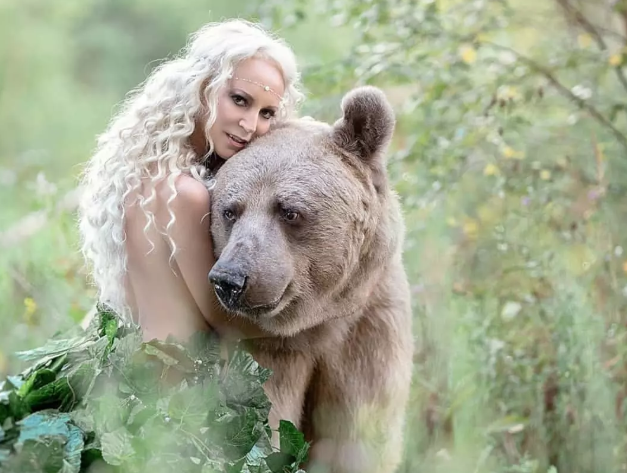 Bị chỉ trích vì ăn bám bố mẹ nuôi suốt 25 năm, chú gấu nâu quyết định đi làm mẫu ảnh rồi trở thành ngôi sao MXH Nga - Ảnh 1.