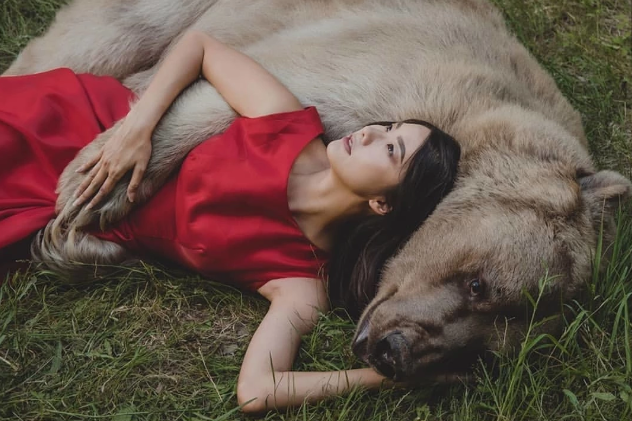 Bị chỉ trích vì ăn bám bố mẹ nuôi suốt 25 năm, chú gấu nâu quyết định đi làm mẫu ảnh rồi trở thành ngôi sao MXH Nga - Ảnh 2.