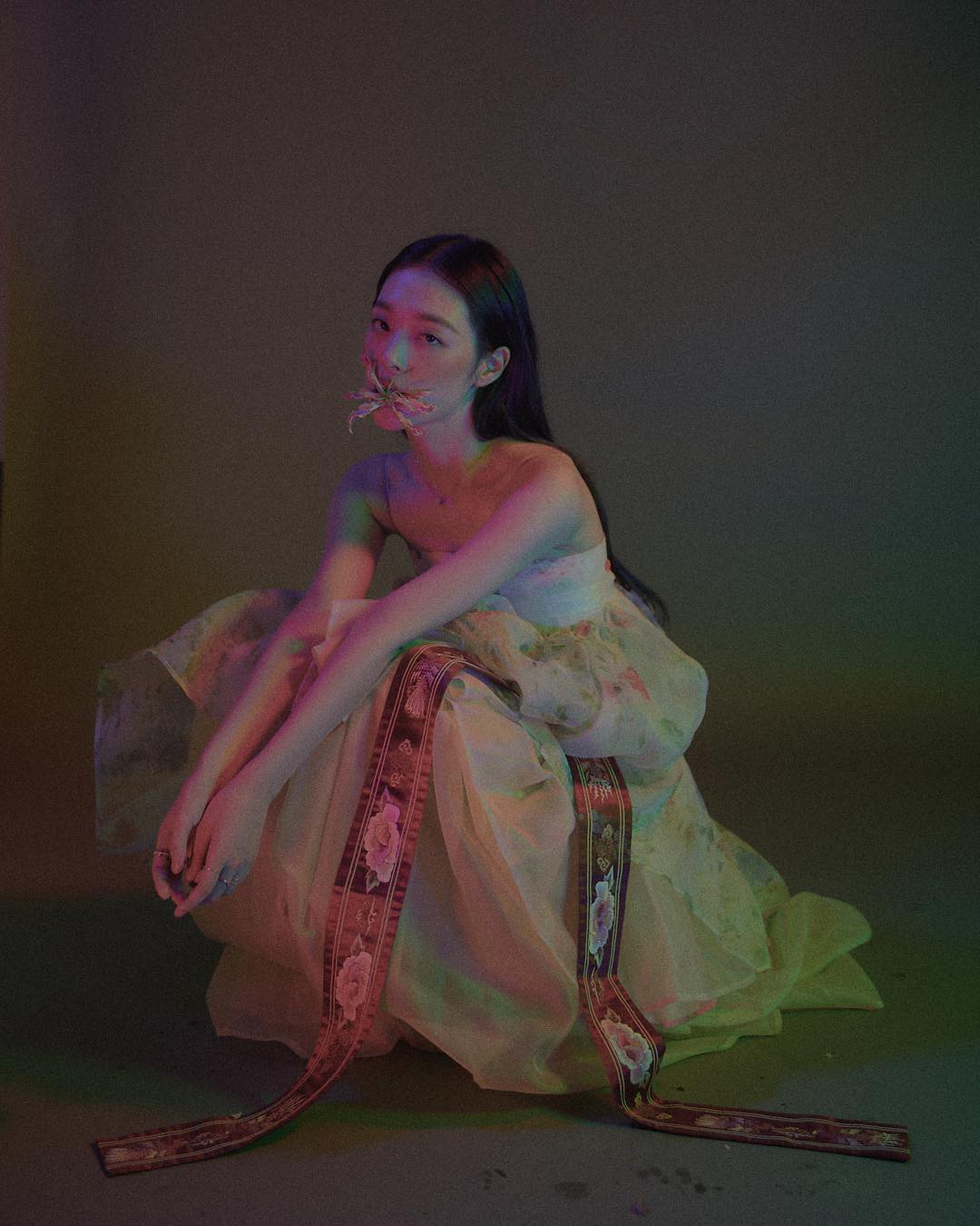 Ngụp lặn đã lâu, Sulli lại gây tranh cãi vì diện hanbok chụp hình Trung thu nhưng trông không khác gì... kỹ nữ - Ảnh 5.