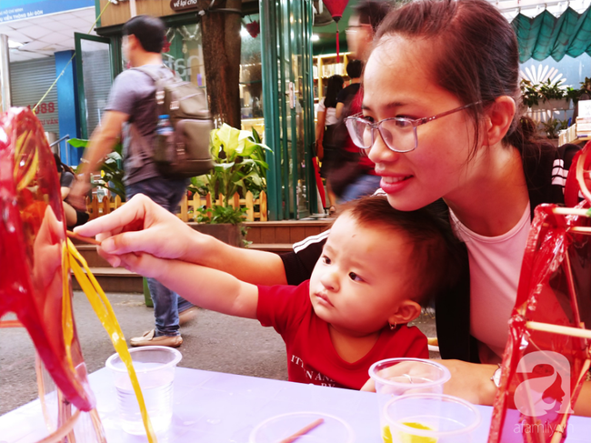 Nghẹn l&ograve;ng nghe ước mơ của c&aacute;c b&eacute; khiếm thị đi chơi Trung thu: &ldquo;Con muốn được s&aacute;ng mắt để thấy lồng đ&egrave;n như c&aacute;c bạn&rdquo; - Ảnh 2.