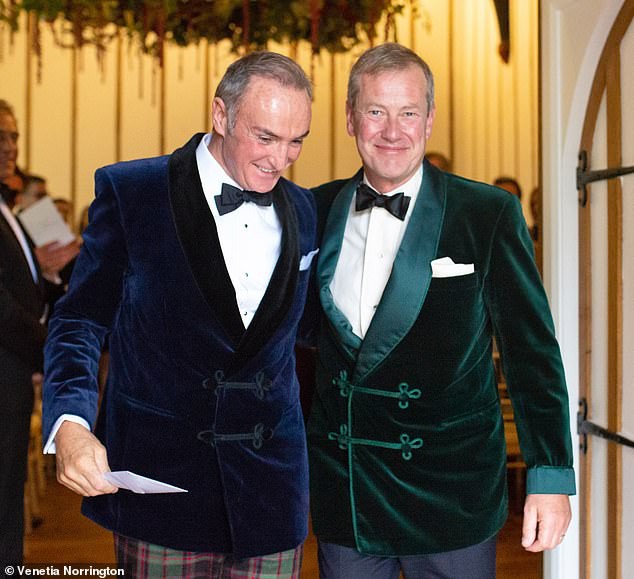 Đám cưới đồng tính đầu tiên trong lịch sử Hoàng gia Anh được cử hành trong sự chúc phúc của cả đại gia đình - Ảnh 2.