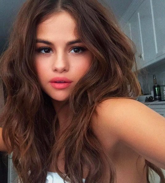 Là nữ hoàng nhan sắc trên Instagram, Selena Gomez khi để mặt mộc ra phố có còn đẹp như vậy? - Ảnh 1.